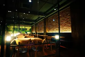 벽돌과 원목이 만든 감성 키즈카페 월드트리